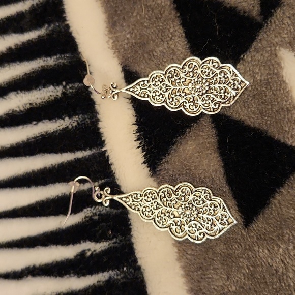 Silvery Vintage Carved Pattern Dangle Earrings - Picture 2 of 5